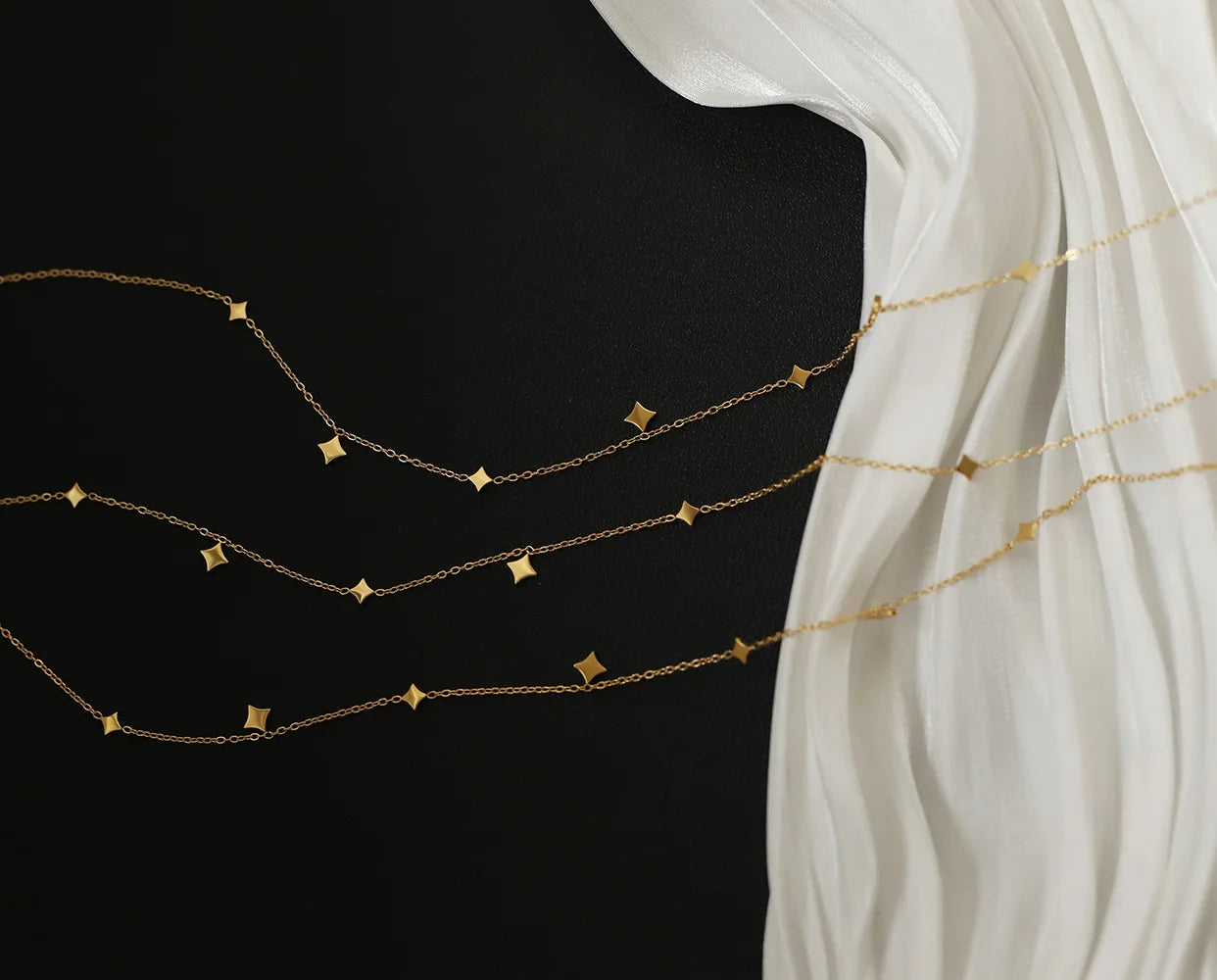 Collier Éclat Céleste – Acier Inoxydable Doré 18K