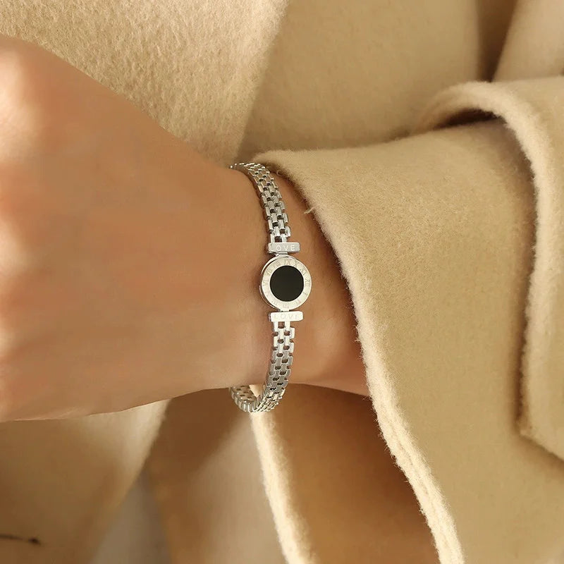 Bracelet Élégance Femme en Acier Inoxydable – Médaillon Noir