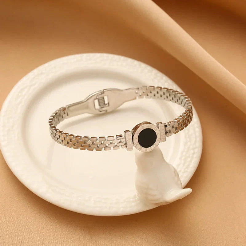 Bracelet Élégance Femme en Acier Inoxydable – Médaillon Noir