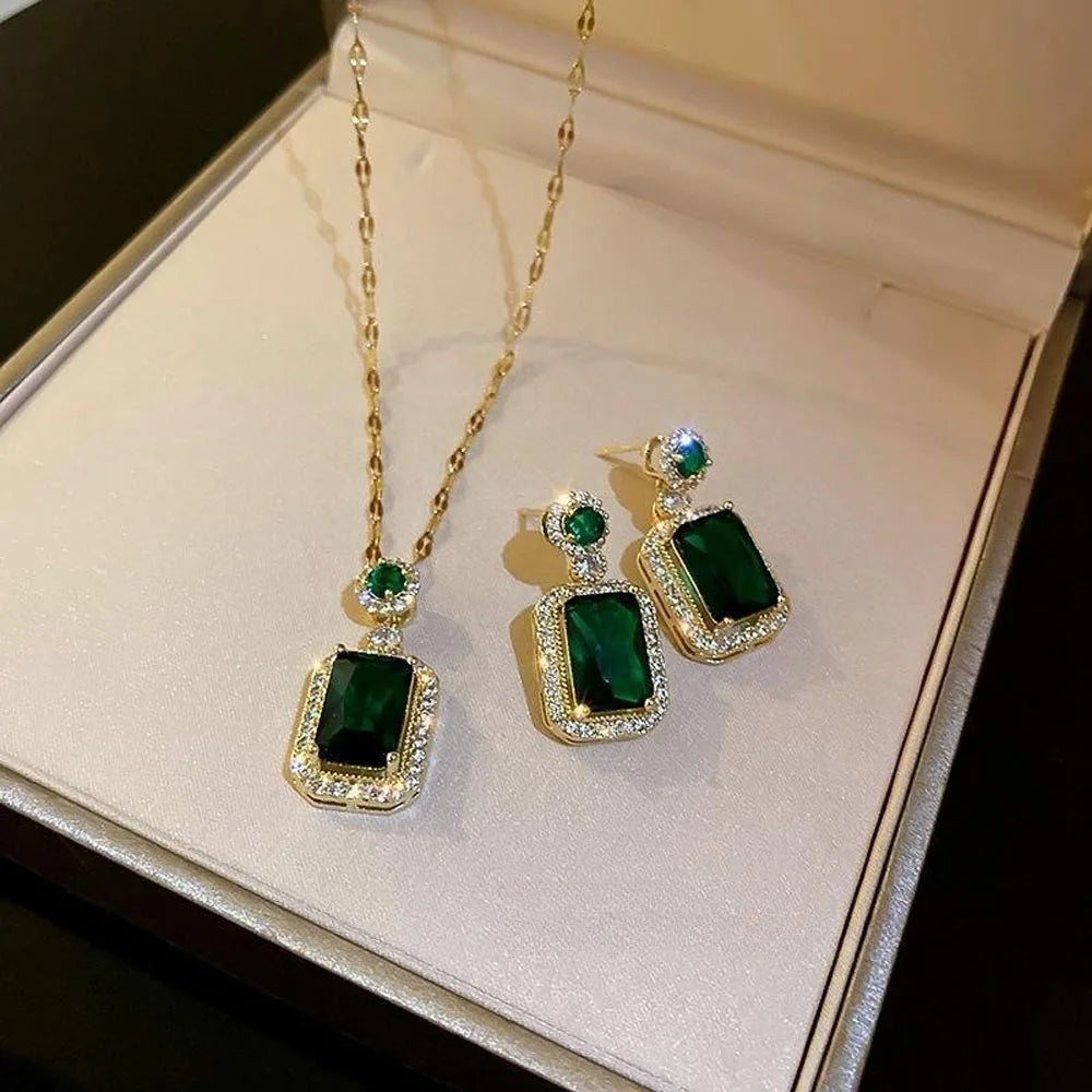 Parure Femme 4 Pièces Dorée & Pierre Verte – Collier, Boucles d’Oreilles et Bague