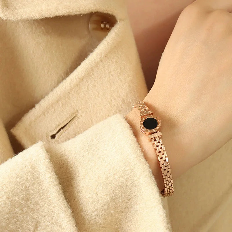 Bracelet Élégance Femme en Acier Inoxydable – Médaillon Noir